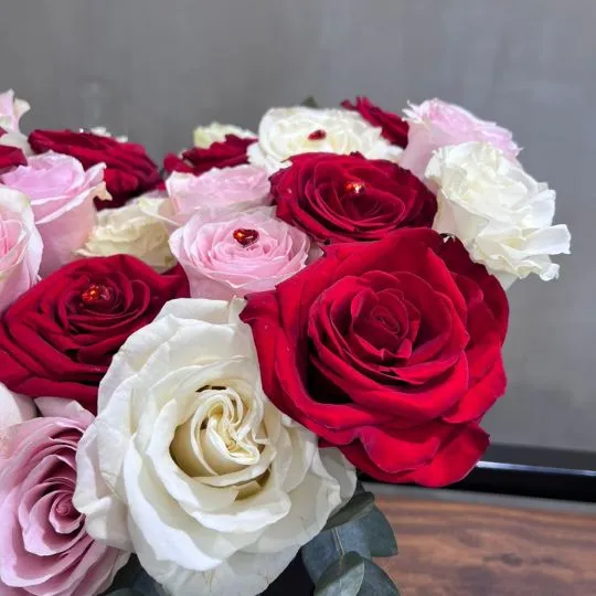 Caja pote black con rosas corazon